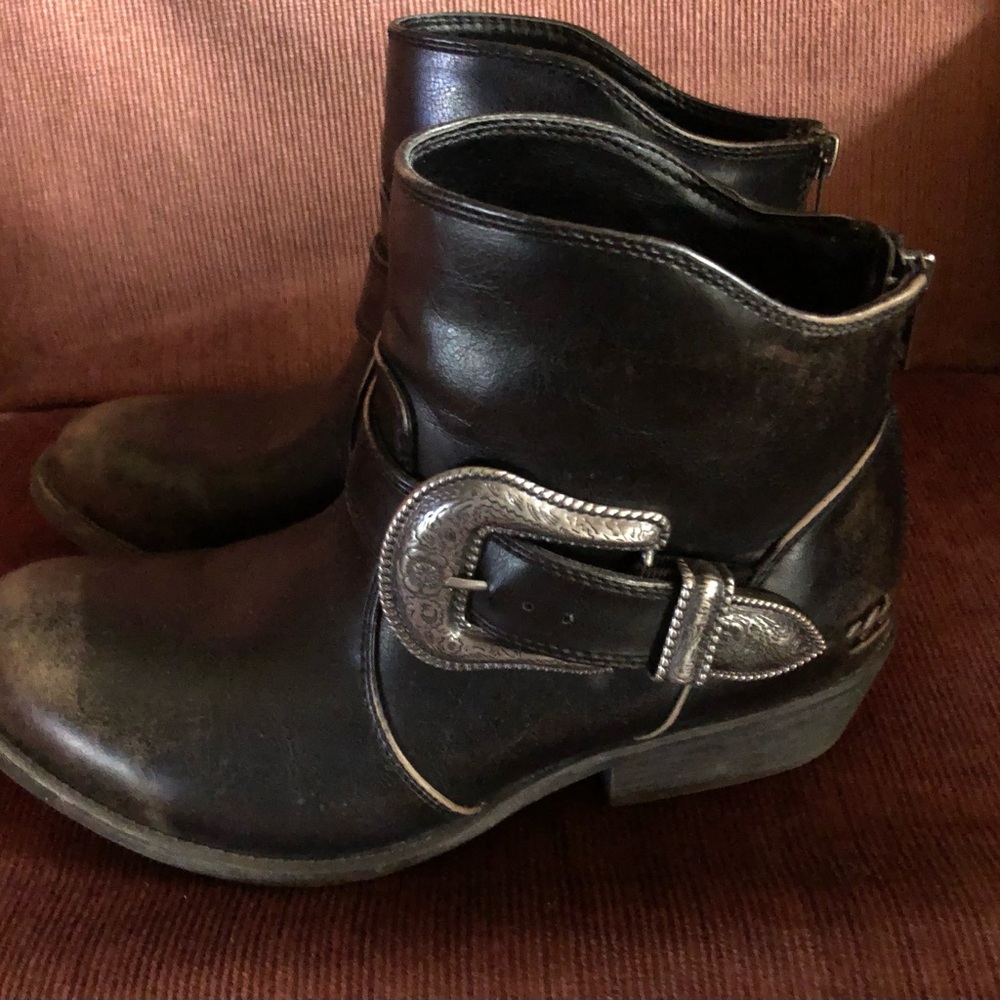 Billabong Distressed Black / Charcoal western style bootie. Size seven